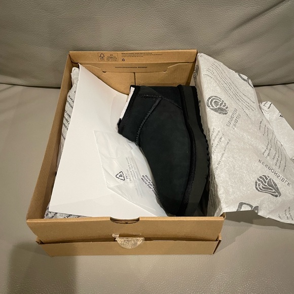 BNIB Authentic UGG Ultra Mini Black Size 8 Women’s - Picture 3 of 14